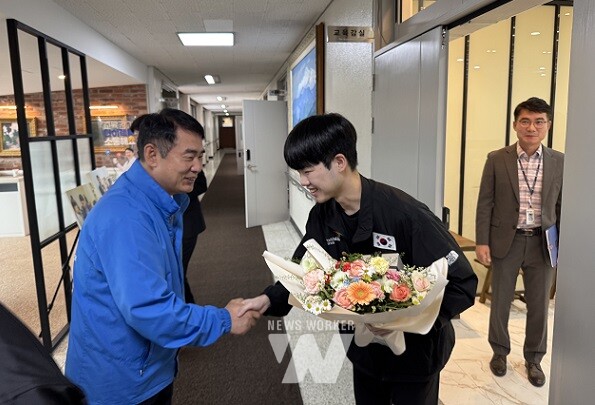 이정선 교육감과 악수하는 IT네트워크시스템 이예찬 선수(광주전자공고)