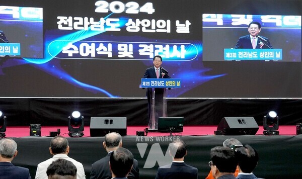 10일 목포실내체육관에서 열린 ‘제3회 전통시장 상인의 날’ 행사에서 김영록 전라남도지사가 인사말을 하고 있다.