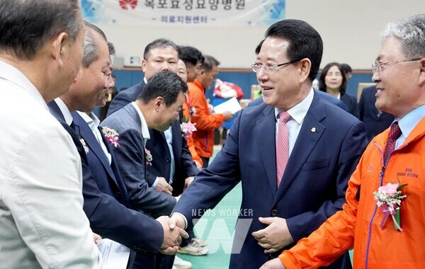 10일 목포실내체육관에서 열린 ‘제3회 전통시장 상인의 날’ 행사에서 김영록 전라남도지사가 인사말을 하고 있다.(전통시장 상인의 날 3)10일 목포실내체육관에서 열린 ‘제3회 전통시장 상인의 날’ 행사에서 김영록 전라남도지사가 상인들을 격려하고 있다.