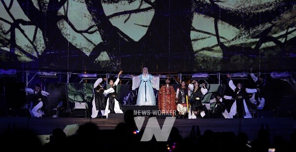 전라남도 나주시가 9일 영산강 정원에서 ‘2024 나주영산강축제’ 개막식을 개최했다- 2024 나주영산강축제 개막공연 (사진제공-나주시)