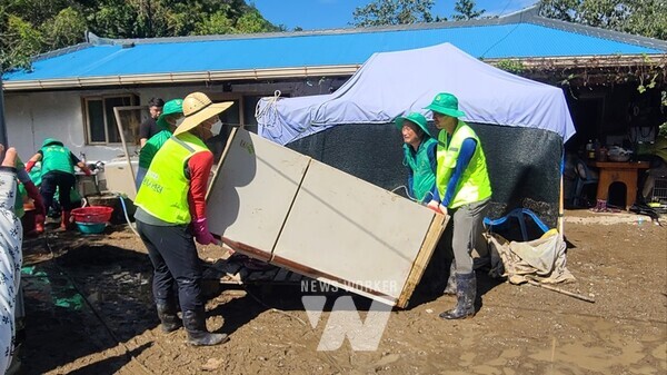 전남 장흥군은 지난 9월 발생한 집중호우로 피해를 입은 가구의 일상 회복을 위해 발빠른 수해복구 지원을 진행하고 있