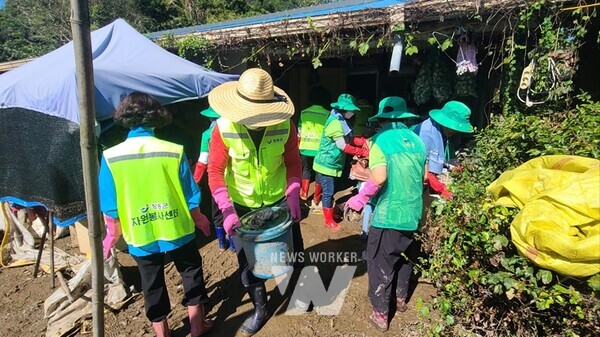 전남 장흥군은 지난 9월 발생한 집중호우로 피해를 입은 가구의 일상 회복을 위해 발빠른 수해복구 지원을 진행하고 있