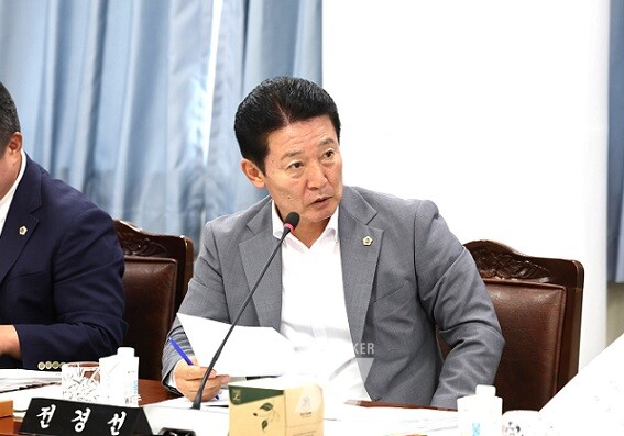 전라남도의회 제385회 임시회 제1차 기획행정위원회 회의에서 전경선 의원이 집행부를 향해 질의를 하고 있다