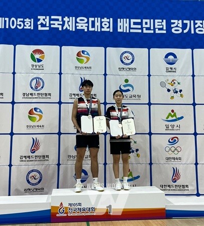 지난 8일 사전경기로 진행된 배드민턴 혼합복식에서 은메달을 차지한 전남기술과학고 유현빈(왼쪽), 화순고등학교 연서연 학생.