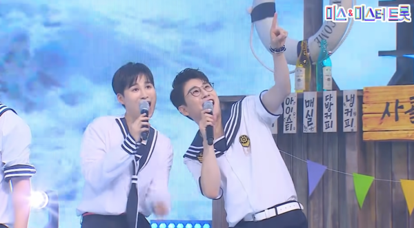 '바다새' 김희재, 영탁의 화음 파트 [사진=미스 앤 미스터 트롯]