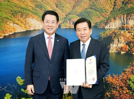 김영록 지사로부터 임명장을 수여 받은 구충곤 광양만권경제자유구역청 신임 청장