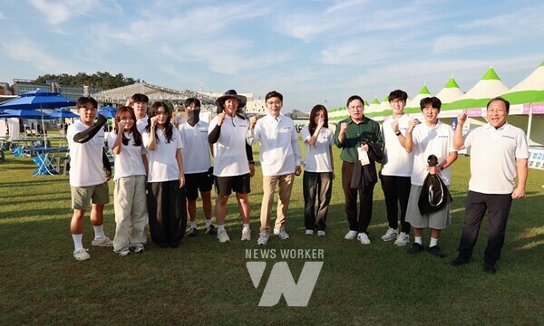 제1회 다 청년 페스티벌’에서 김철우 군수와 보성군의회 전상호의원과 청년 봉사단체인 벌교청년어울림이 다청년 페스티벌을 응원하고 있다