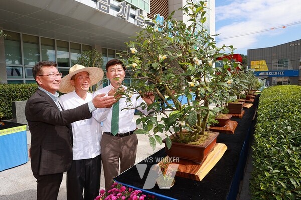 대상 작품 (밀짚모자 윤영돈(은상수상자), 밀짚모자 좌 김철우 군수, 밀짚모자 우 전라남도의회 김재철 도의원)