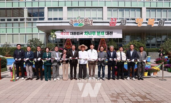 ‘제2회 대한민국 차나무 분재 대전’을 성황리에 개최했다대상 작품을 감상하고 있다_(밀짚모자 윤영돈(은상수상자), 밀짚모자 좌 김철우 군수, 밀짚모자 우 전라남도의회 김재철 도의원)금상 작품을 감상하고 있다(작품 우 김철우 군수 작품 좌 보성차나무분재협회 임봉현 회장)