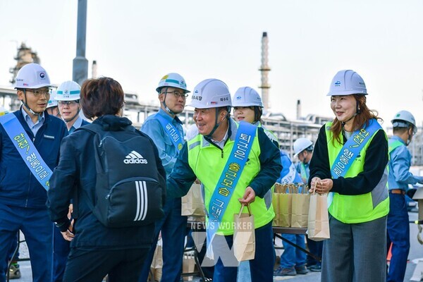정기명 여수시장이 11일 오전 국가산단 내 GS칼텍스㈜ 여수제2공장 대정비 사업장에서 산단 안전문화 캠페인을 펼쳤다.