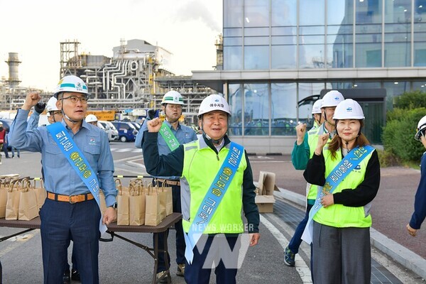 정기명 여수시장이 11일 오전 국가산단 내 GS칼텍스㈜ 여수제2공장 대정비 사업장에서 산단 안전문화 캠페인을 펼쳤다.