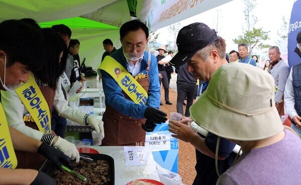 윤병태 나주시장이 지난 10일 2024나주영산강축제 나주농업페스타 한우 시식 행사에 참여해 직접 고기를 구워 관광객과 함께 나누고 있다. (사진제공-나주시)