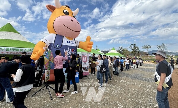 2024나주영산강축제를 찾은 관광객들이 나주농업페스타에서 운영하는 한우고기 촉진 행사장에 줄지어 기다리고 있다. 행사 부스엔 시식과 더불어 1등급 한우 30%할인 판매, 3만 원 이상 구매고객 10%쿠폰 증정 등 다양한 이벤트가 진행되고 있다.