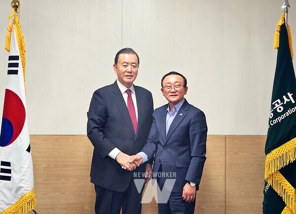 간담회 기념 * 홍문표 aT 사장(좌측), 김덕현 연천군수(우측)