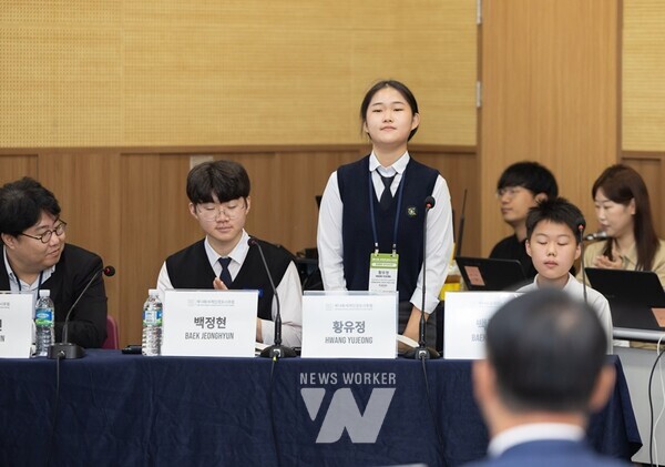 ★ [사진1] 회의 전 인사말 하는 이정선 교육감★ [사진3] 발언 중인 황유정 학생 패널