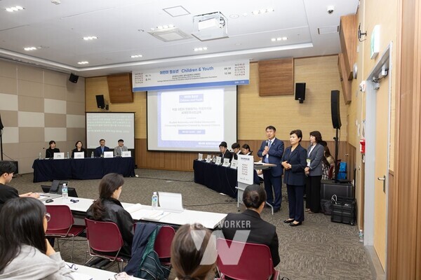 회의 전 인사말 하는 이정선 교육감