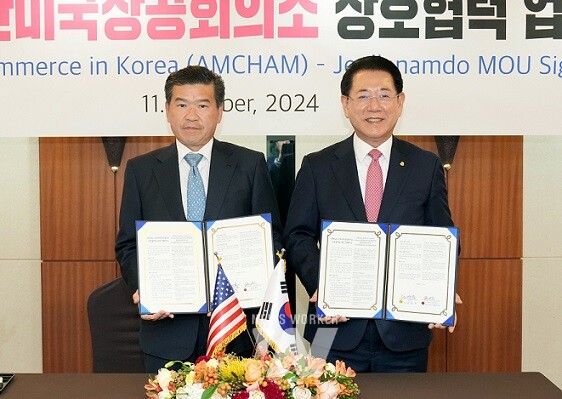 김영록 전라남도지사가 11일 서울 코리아나호텔에서 열린 ‘전남도-주한미국상공회의소(AMCHAM) 업무협약식’에 참석해 제임스 김 주한미국상공회의소 회장과 시장경제 활성화 및 수출 진흥 상호 지원 협력을 위한 업무협약을 체결하고 있다