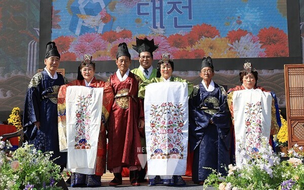 2023. 10. 28.  2023 국향 장부수수 금혼식  - 부부 세쌍(김달주·백정자, 문영수·김진옥, 김근수·정연심)