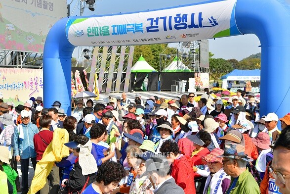 장성군이 11일 황룡강 일원에서 ‘한마음 치매극복 걷기행사’를 가졌다