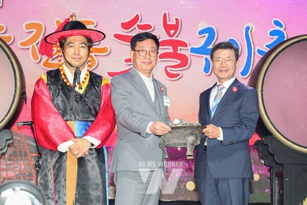 지난 11일부터 13일까지 사흘간 광양읍 서천체육공원 일원에서 열린 제20회 광양전통숯불구이축제가 역대 최다인 8만5천여 명 관광객들의 호평 속에 성황리에 폐막했다