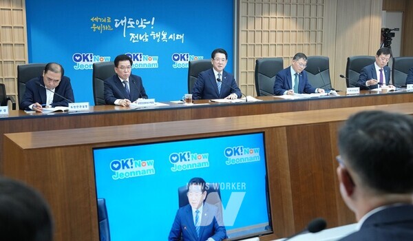 14일 오전 전라남도 동부청사에서 김영록 전라남도지사가 실국장 정책회의를 주재하고 있다.