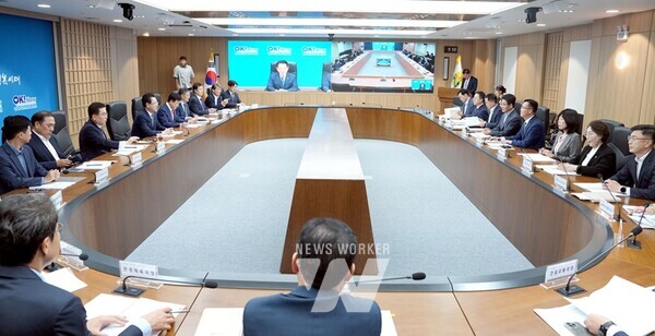 14일 오전 전라남도 동부청사에서 김영록 전라남도지사가 실국장 정책회의를 주재하고 있다.
