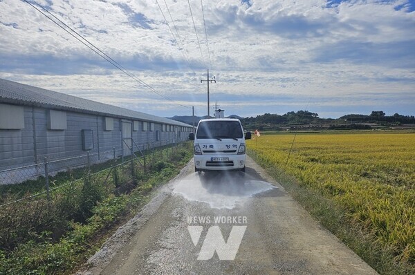전남 고흥군(군수 공영민)은 확산 방지를 위해 다음과 같은 조치를 시행하며 조류인플루엔자(AI) 차단방역에 총력을 기울이고 있다.