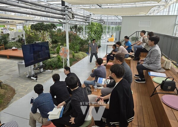 전남 영암군(군수 우승희)이 지난 11일 경남 스마트팜 혁신밸리에서 청년과 신중년 농업인, 한국농어촌공사 관계자 등 15명과 함께 선진지 견학을 실시했다.