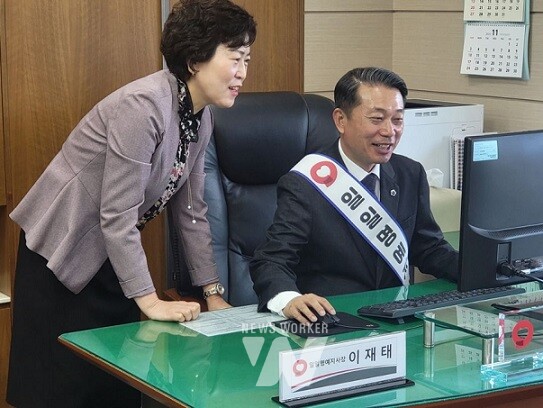 지난 10일 조명숙 지사장이 이재태 의원에게 국민건강보험공단 나주지사의 주요 업무를 설명하고 있다