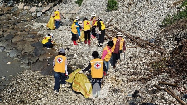 대한적십자사 장흥군지회(회장 홍숙자) 지구회원 50여 명은 12일 오전 대덕읍 덕촌항 일원에서 해양쓰레기 정화 활동에 나섰다