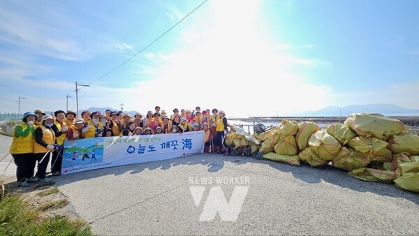 대한적십자사 장흥군지회(회장 홍숙자) 지구회원 50여 명은 12일 오전 대덕읍 덕촌항 일원에서 해양쓰레기 정화 활동에 나섰다