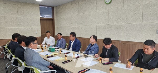 함평군이 관내 시민단체 및 영광 한빛원전 임원들과 원전 계속운전 관련 주민공청회 의제를 논의했다.