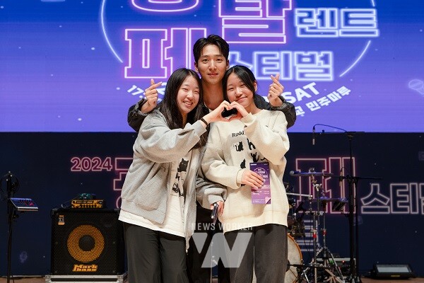 행운권을 학생들에게 수여하는 차선우 배우