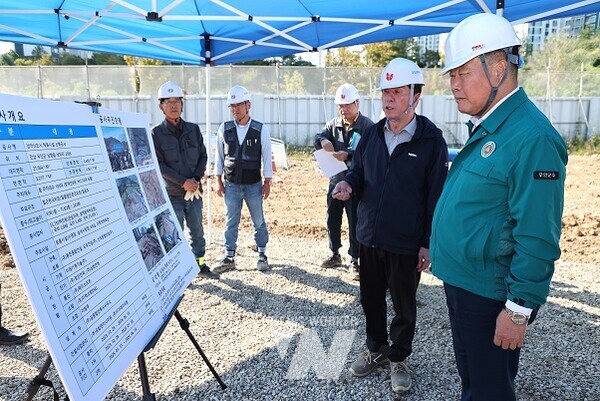 김산 무안군수, 남악신도시 체육시설 신축현장 점검