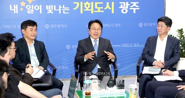 강기정 광주광역시장이 14일 오후 시청 5층 기자실에서 출입기자들과 차담회를 갖고 시정 주요현안 등에 대해 설명하고 있다. / 광주광역시 제공