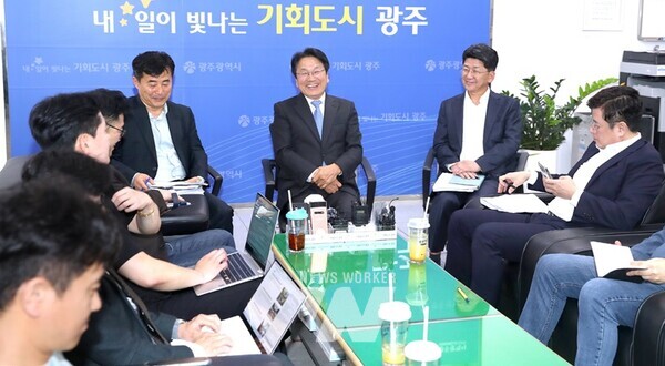 강기정 광주광역시장이 14일 오후 시청 5층 기자실에서 출입기자들과 차담회를 갖고 시정 주요현안 등에 대해 설명하고 있다. / 광주광역시 제공