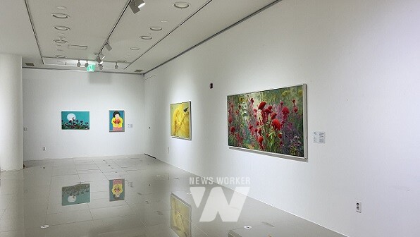 저녁노을미술관 특별전 「오매~불망 맨드라미의 사랑」 전시 전경