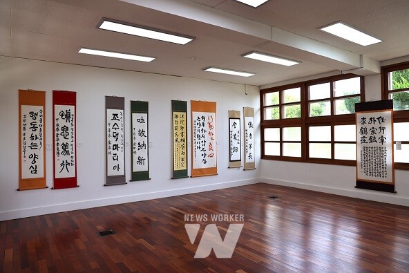 장산화이트뮤지엄 서예 기획전 「1004섬 신안을 빛낸 인물들」 전시 전경