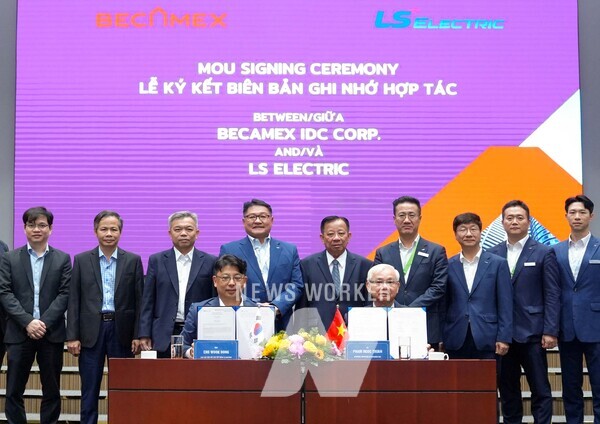양해각서 체결 후 구자균 LS일렉트릭 회장(사진 2열 왼쪽 네번째), 응우옌 반 흥 베카멕스 회장(사진 2열 왼쪽 다섯번째) 조욱동 LS일렉트릭 글로벌사업본부장(사진 1열 왼쪽), 팜 응옥 투언 베카멕스 총책임자(사진 1열 오른쪽) 등 참석자들이 기념촬영을 하고 있는 모습