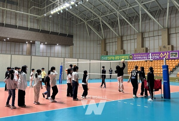 광주시교육청은 오는 11월까지 초등학교 1~5학년 학생을 대상으로 ‘2024 하반기 학생 글로벌 리더 동네 한바퀴 프로그램’을 운영한다. (배구수업)