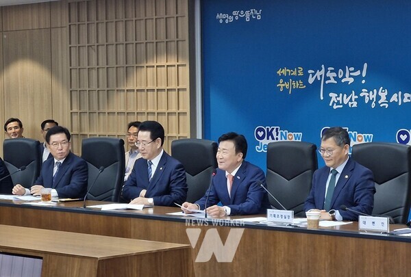 정기명 여수시장이 지난 14일 전남도청 동부청사에서 열린 ‘동부권 정책회의 및 기자간담회’에 참석, 김영록 전라남도지사에게 섬박람회 도비 추가지원을 건의했다.