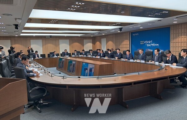 정기명 여수시장이 지난 14일 전남도청 동부청사에서 열린 ‘동부권 정책회의 및 기자간담회’에 참석, 김영록 전라남도지사에게 섬박람회 도비 추가지원을 건의했다.