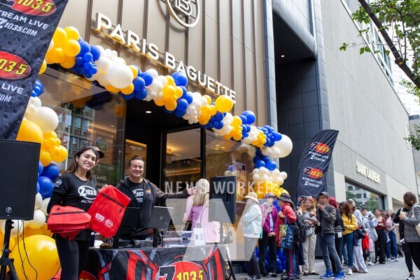 파리바게뜨가 글로벌 600호점으로 캐나다 토론토 요크빌에 오픈한 블루어 스트리트점 앞에서 현지 소비자들이 줄을 서고 있는 모습