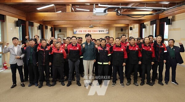 장흥군은 2024년도 가을철 산불예방 및 진화를 위해 목재산업지원센터 세미나실에서 산불전문에방진화대 발대식을 가졌다