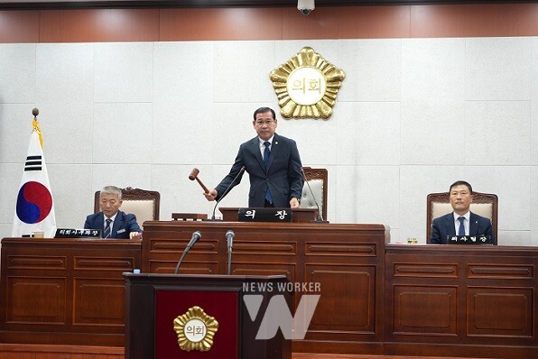 장흥군의회(김재승 의장)가 10월 15일, 8일간의 일정으로 제294회 임시회를 시작했다