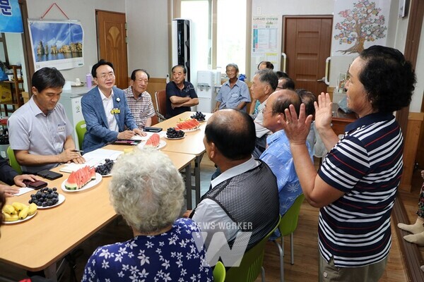 나주시가 과학기술정보통신부에서 주관한 ‘2025년 스마트 경로당 공모사업’에 최종 선정돼 국비3억100만 원을 확보했다. 내년부터 읍면동 대표 경로당 20개소를 대상으로 비대면 여가교육 서비스 제공을 위한 양방향 화상 시스템을 구축할 계획이다. 윤병태 시장이 마을 경로당에서 주민들의 건의사항을 경청하고 있다. (사진제공-나주시)