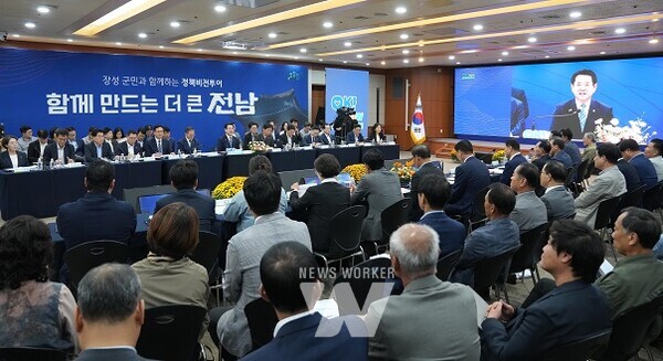 김영록 전라남도지사가 15일 장성군청에서 ‘장성군 정책비전 투어’ 토론을 주재하고 미래 신산업 육성 등 지역 발전에 대한 의견과 제안에 대한 질문에 답변을 하고 있다.