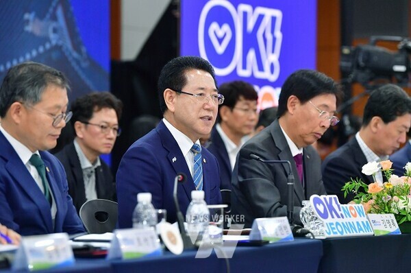 김영록 전라남도지사가 15일 장성군청에서 열린 ‘장성군 정책비전 투어’ 행사에서 인사말을 하고 있다.