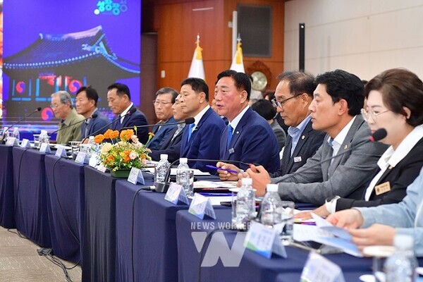 장성군이 15일 전라남도와 ‘정책비전투어’를 개최했다. 발언 중인 김한종 군수