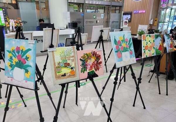 광주시 동구(청장 임택)는 사회복지법인 이일성로원(이사장 손문권)의 어르신 10명이 손수 만든 그림, 소품 작품을 선보이는 특별전을 오는 21일까지 구청 1층 로비에서 진행한다